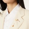 Broche en forme de bouton de fleur en lin