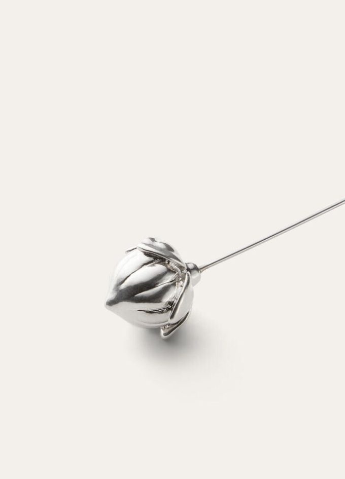 Broche en forme de bouton de fleur en lin