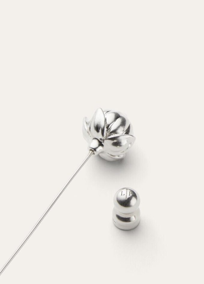 Broche en forme de bouton de fleur en lin