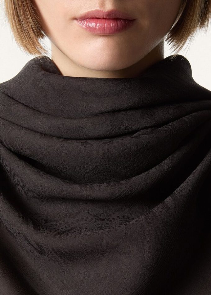 Foulard en majolique florale 120 x 120 Foulard en majolique florale 120 x 120