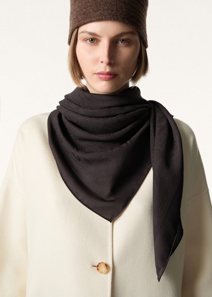 Foulard en majolique florale 120 x 120 Foulard en majolique florale 120 x 120