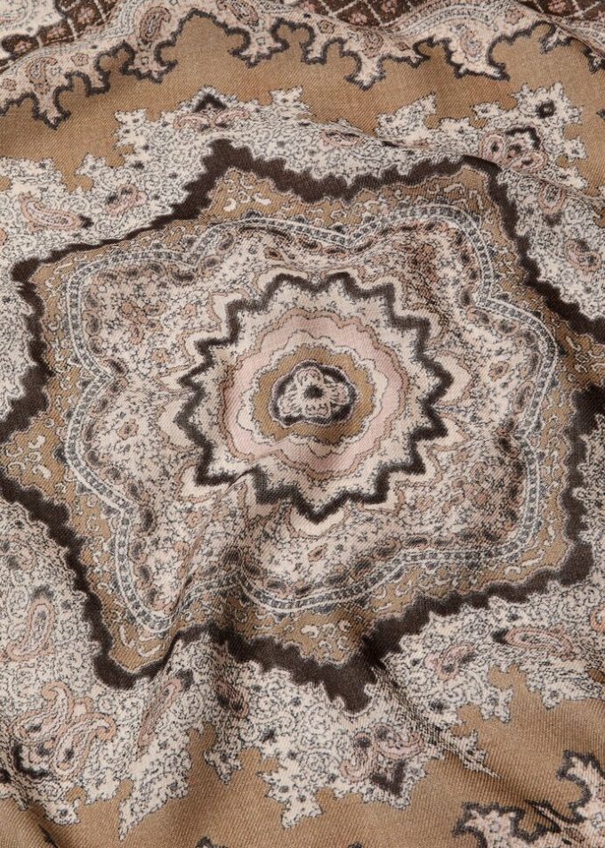 Foulard en majolique florale 90 x 90 Foulard en majolique florale 90 x 90
